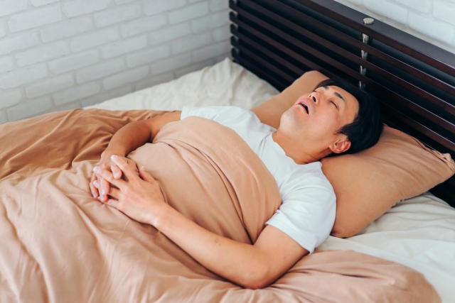 いびきをかいて寝ている男性
