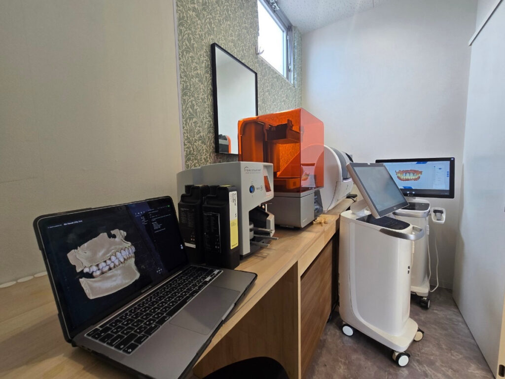 安城市フォーエバーデンタルクリニックのデジタル技工室,プライムスキャン２台、プライムミル、Form4b,mac book の写真、