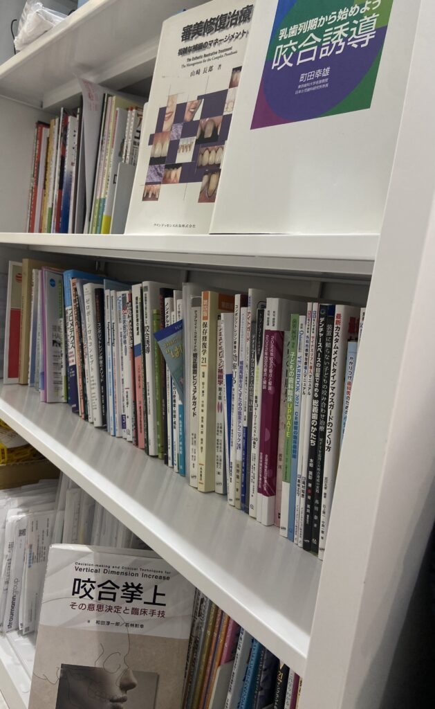 フォーエバーデンタルクリニックの歯科医学書の蔵書の一部
